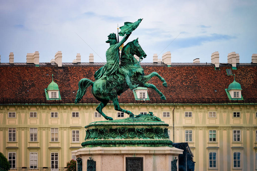 查尔斯大公骑马雕像在奥地利维也纳内城霍夫堡宫的Heldenplatz欧洲的维也纳全景图片