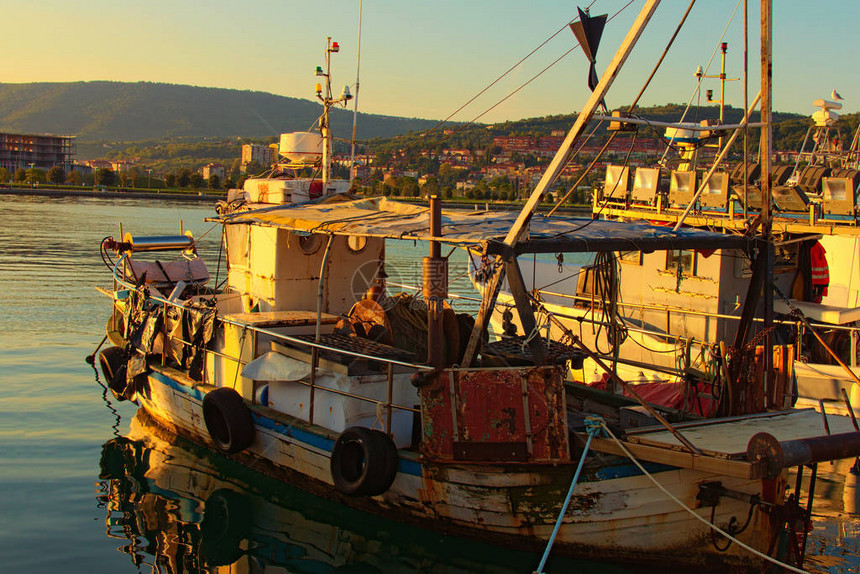 科佩尔港停泊的旧渔船的特写小渔船停泊在码头船上的渔具和设备秋天的早晨景观科佩尔图片