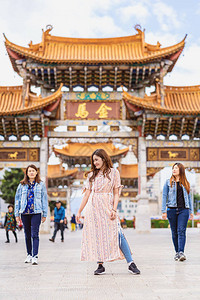 肖像三位亚洲幸福女在昆明金碧广场旅行时一起散步观光图片