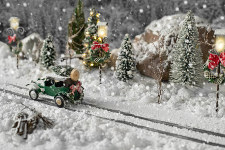 冬季魔法背景下雪路上载着圣诞树的图片
