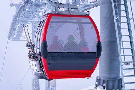冬季阿尔卑斯山奥地利迈尔霍芬蒂罗尔州齐勒塔尔竞技场滑雪胜地的红色缆车图片