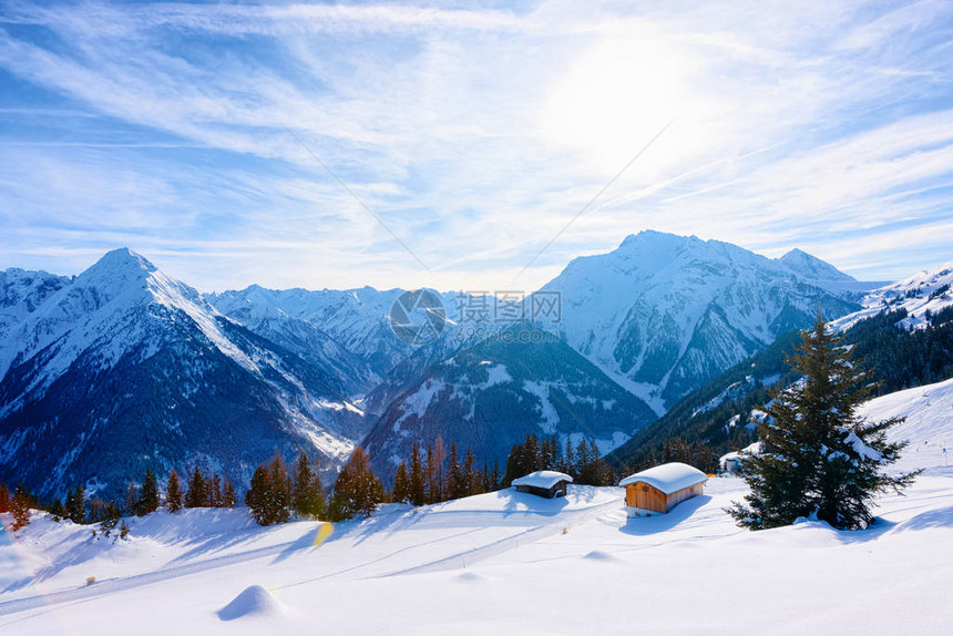 滑雪胜地小镇迈尔霍芬全景与小木屋在蒂罗尔州齐勒河谷在冬季阿尔卑斯山的奥地利图片