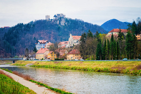 River和Celje城堡的景观图片