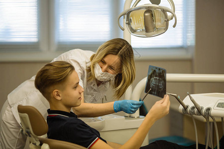 女牙医在疗诊所向病人图片