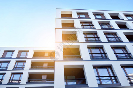 太阳光线对城市建筑的影响现代住宅公寓的片段与平面建筑外部新的豪宅和家庭背景图片