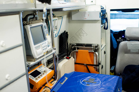 担架由急救医疗设备冰箱和救护车内的其他图片