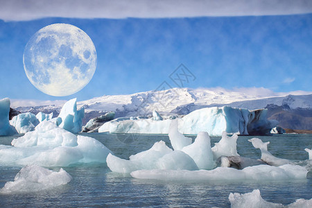 冬天的冰川上的月亮图片