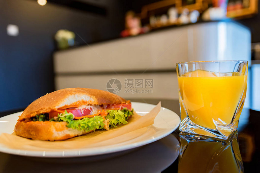 热三明治放在盘子上一杯橙汁贴近杯子图片