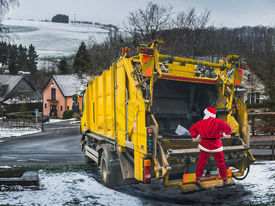 圣诞老人在一辆垃圾车上工作冬图片