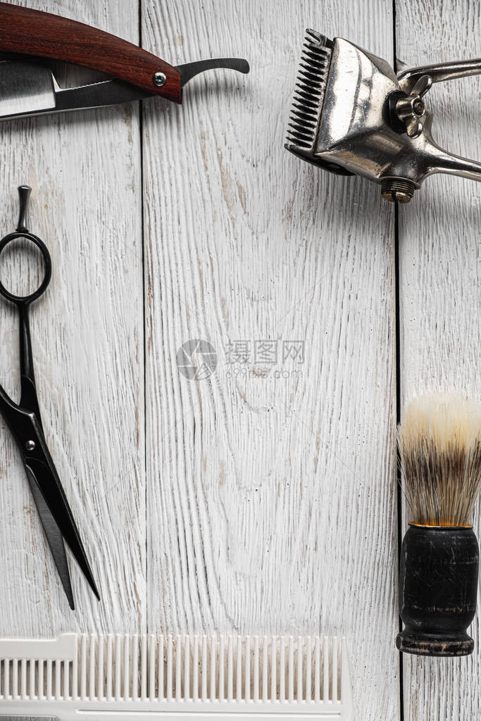 老式理发工具危险剃须刀美发剪刀旧手动理发器梳子剃须刷旧的白色风化木背景顶视图图片