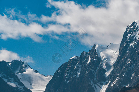 蓝色天空下的雪悬崖图片