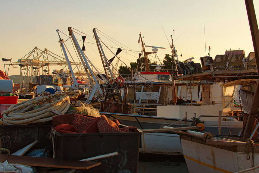 科佩尔港停泊的渔船的风景小渔船停泊在码头船上的渔具和设备秋天的早晨景观科佩尔图片
