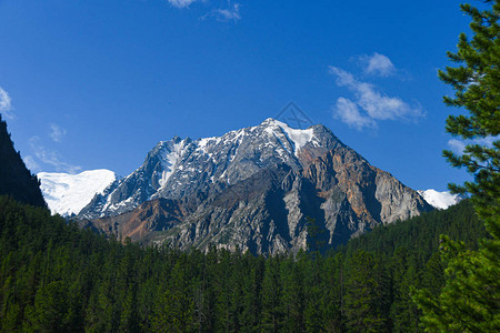 云下山谷地平线上的雪山峰前往山区图片