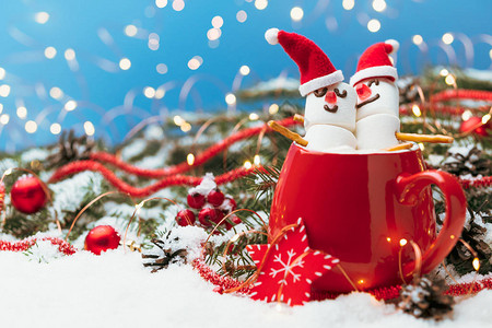 爱如初见红杯加热巧克力和两块棉花糖相爱圣诞节见一对情背景