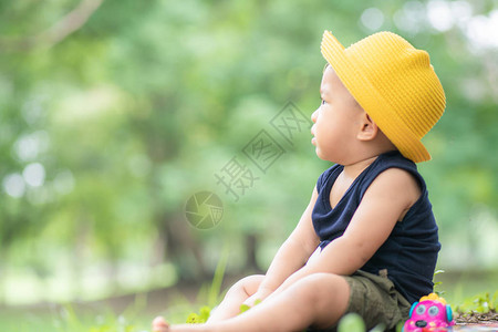 在绿色公园中玩游戏的适龄婴儿幼童图片