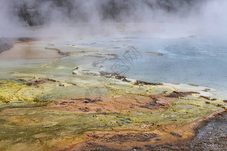 美国怀俄明黄石公园龙石巨型原始资源池图片
