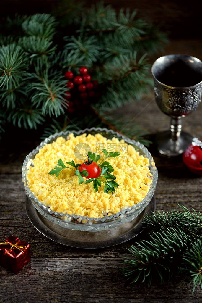 新年传统的俄罗斯沙拉米莫萨配有罐头鱼土豆奶酪图片