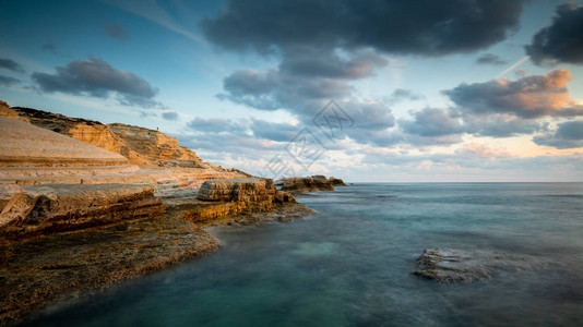 塞浦路斯帕福斯海洞沿海地区的岩石海滨景图片