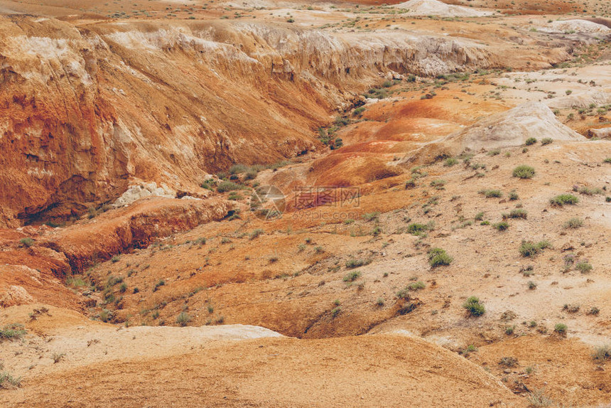 山丘红峡谷干旱后的土壤侵蚀气候变化和沟渠的形成图片