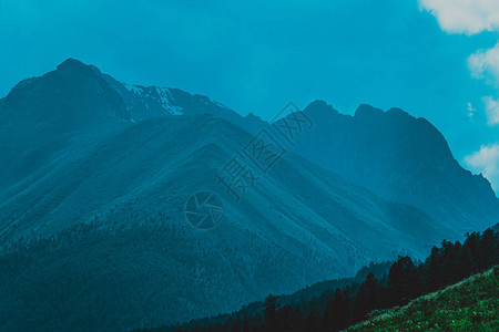 蓝色烟雾高悬崖雾中山脉的休眠冥图片