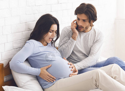 孕期妇女在家里有压缩图片