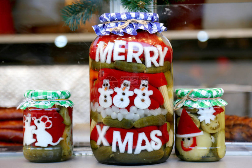 圣诞节时在罐子里自制的罐装泡菜作为礼物图片