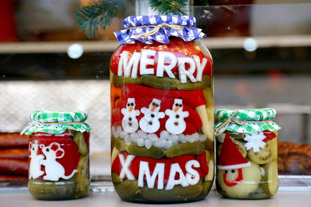 圣诞节时在罐子里自制的罐装泡菜作为礼物图片
