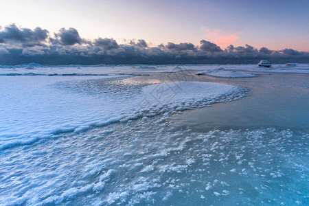在日落时间的多雪的海岸图片