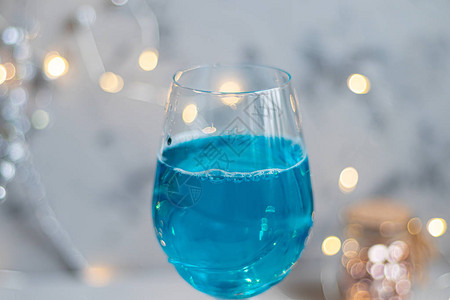 蓝色葡萄酒图片