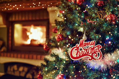 节日装饰装饰圣诞树和背景壁炉背景图片