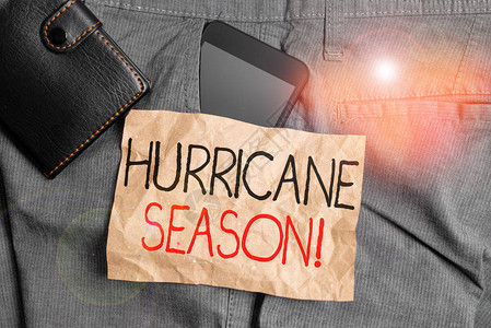 在大多数热带气旋风暴预期在带钱包的裤子前口袋内开发智能手机装置时图片