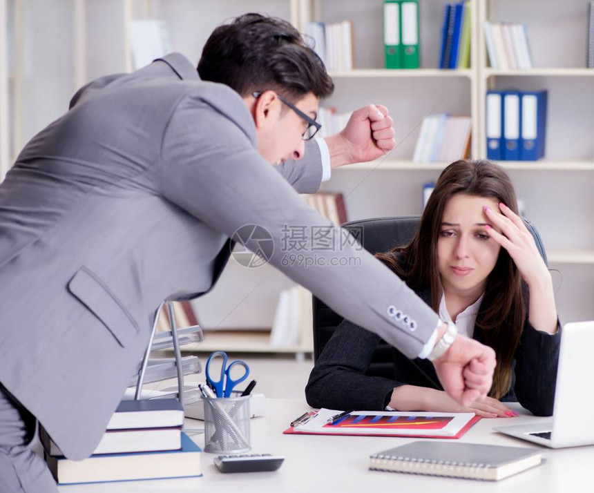男女之间的办公室冲突男女在图片