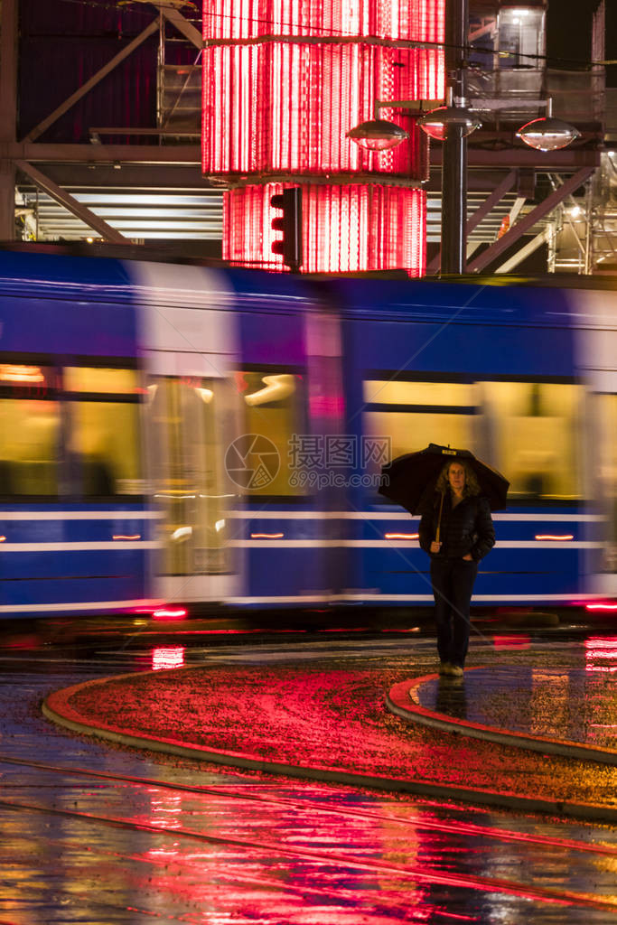 瑞典斯德哥尔摩SergelsTorg和一辆城市电车在雨中图片
