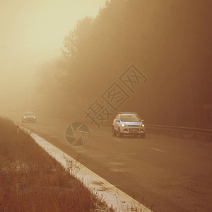 雾中的汽车恶劣的冬季天气和危险的车辆交通在路上图片