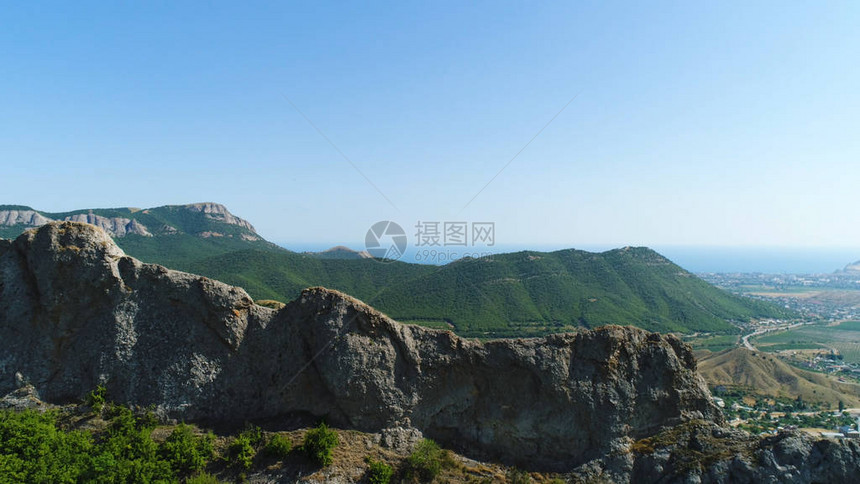 蓝天背景下的青山和谷令人叹为观止的鸟瞰图飞图片