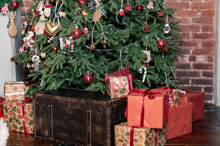 围在圣诞树周围的礼物盒图片