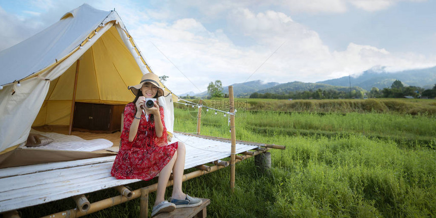 亚裔女孩在泰国南省普阿区稻田的乡间帐篷内放松图片