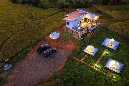 在泰国南省Pua区稻田的乡边家居图片