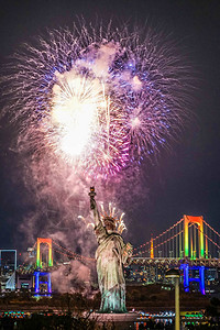 东京夜景和烟火Odaiba彩虹烟背景图片