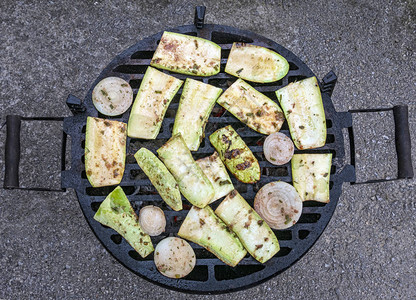 烤肉上烤蔬菜户外做食物准图片