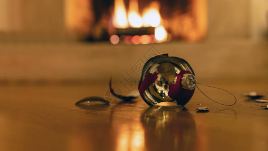 圣诞舞会破裂Xmasbauble坠落在木地板上Xmas假日背景背景图片