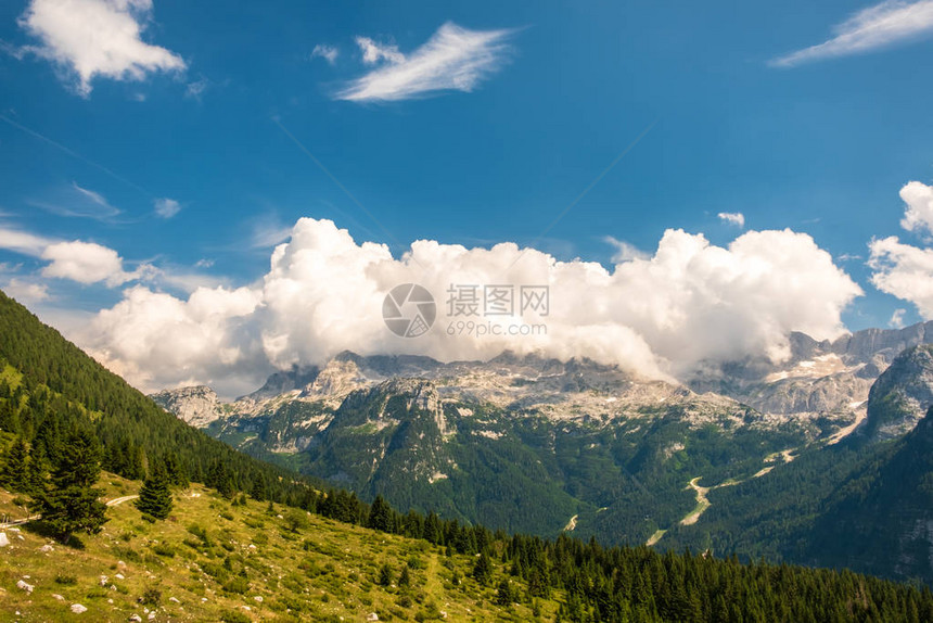 在意大利弗乌里维内西亚吉尤利亚的朱利安阿尔卑斯山的一图片