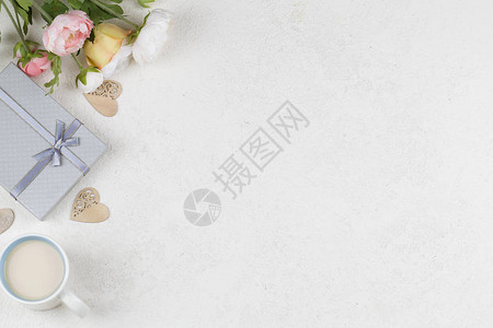 白色背景上的装饰礼物茶和鲜花情人节背景爱的象征图片