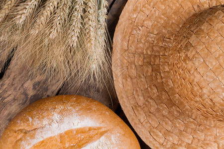 小麦面包和草帽关闭手工面包农民帽子和小麦图片