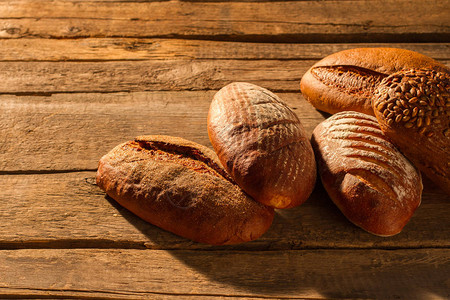 木本底的人工面包全食小麦面包图片