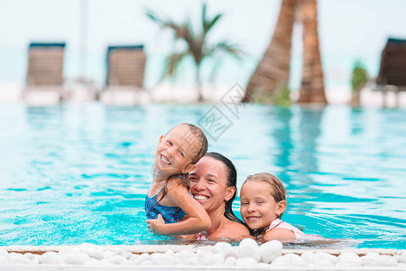 母亲和两个孩子在户外游泳图片