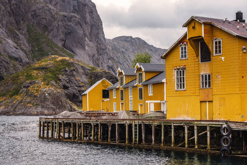挪威Lofoten岛Nusfjord小渔村传统黄色木制图片