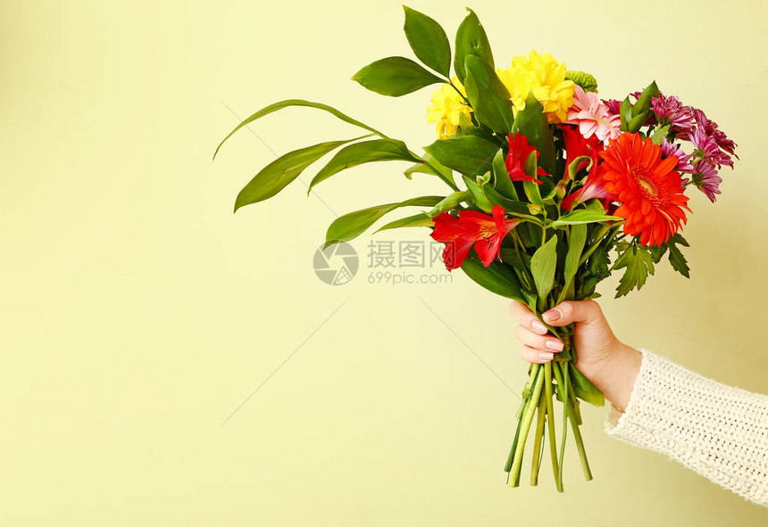 花匠手用美丽的花束图片