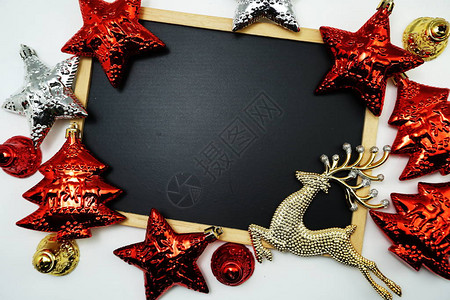 用木制背景的圣诞装饰模拟黑板图片