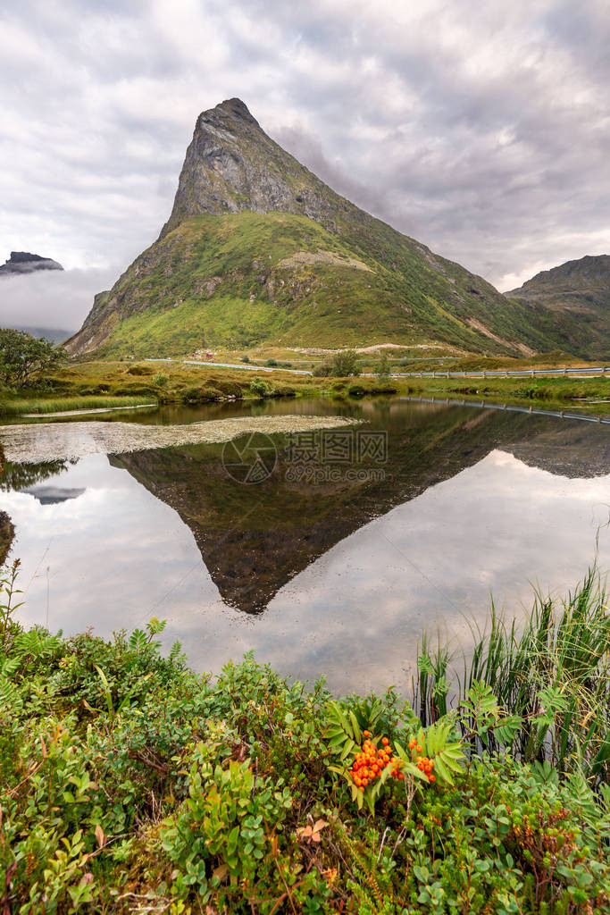 在挪威诺德兰县的群岛罗弗敦群岛有山反射的湖图片